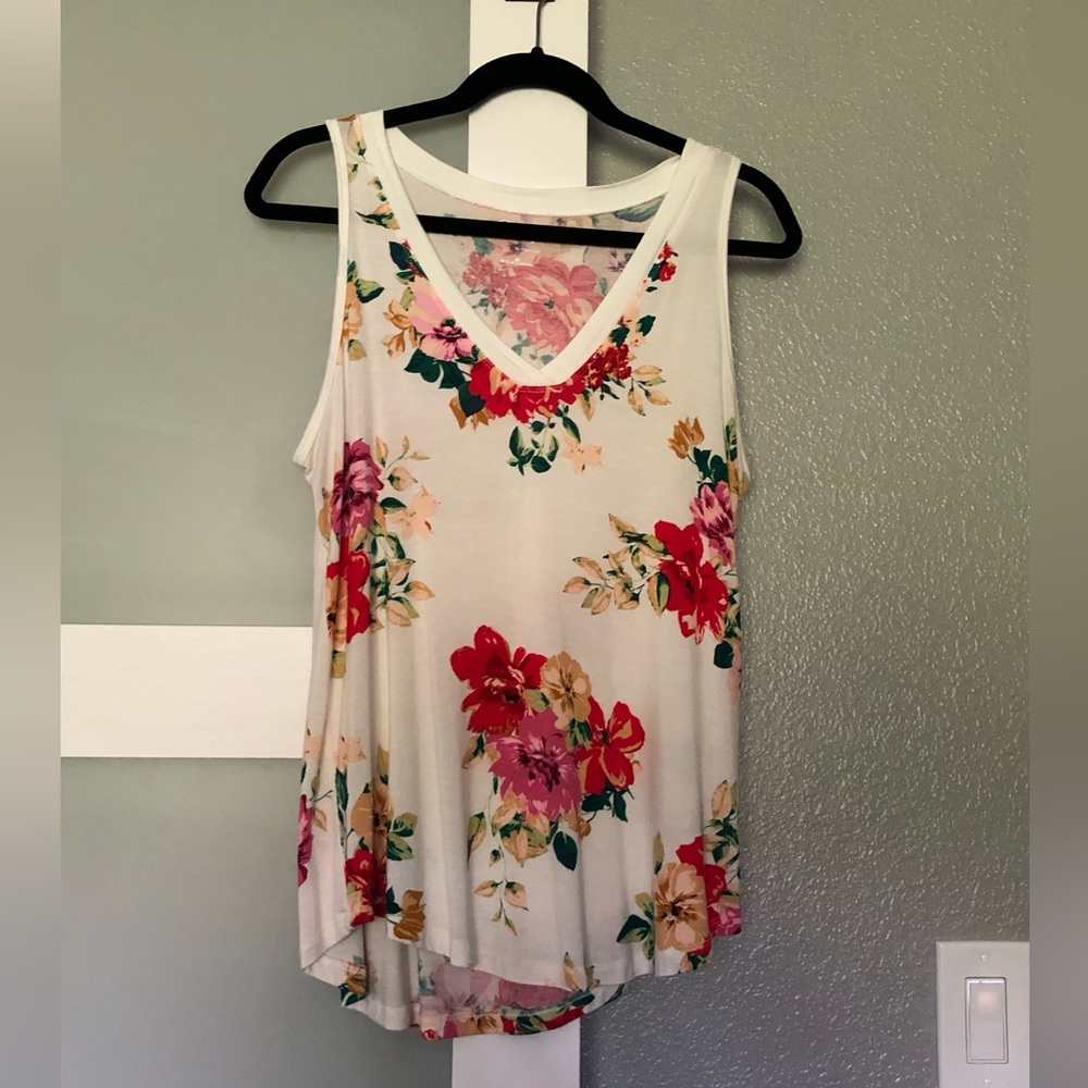 ⭐️Five $5 items for $15⭐️ Maurices Cream and Red Floral Tank Top
